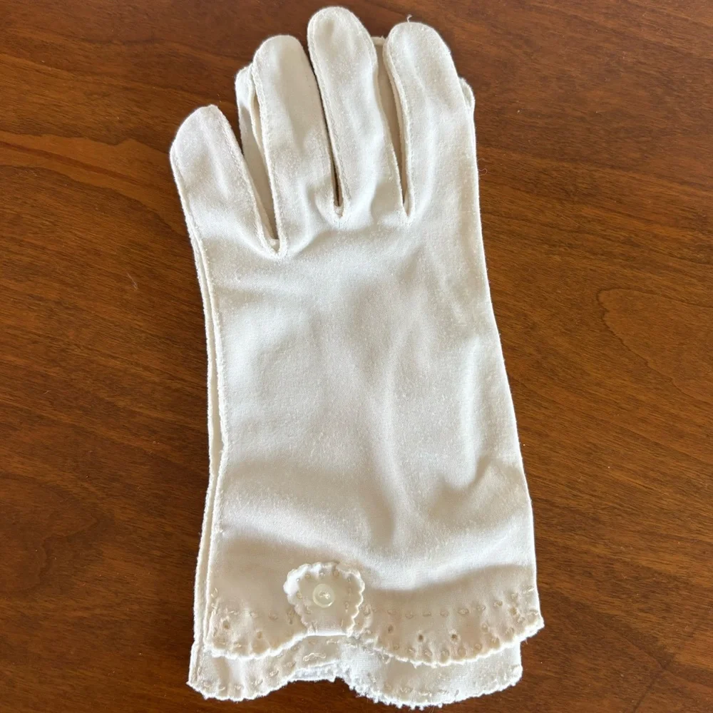 Elegant Vintage‎ White Gloves with Button Detail